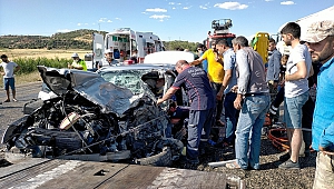 Otomobil İle Kamyonet Kafa Kafaya Çarpıştı: 3 Yaralı