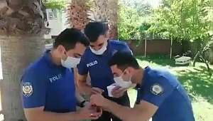 Polislerden Susuz Kalan Serçeye Şefkat Eli