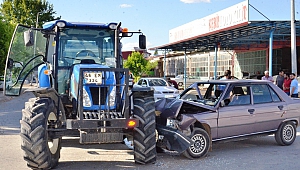 Traktöre Çarpan Otomobilin Sürücüsü Yaralandı