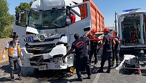 Kırmızı Işıkta Bekleyen Tıra Çarpan Tır Şoförü Yaralandı