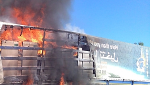 Mobilya Yüklü Tır Alev Alev Yandı