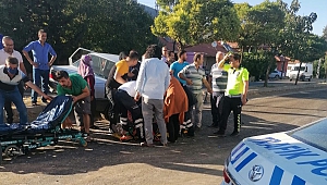 Otomobil İle Hafif Ticari Araç Çarpıştı: 6 Yaralı