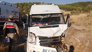 Tarım İşçilerini Taşıyan Minibüs Kaza Yaptı: 11 Yaralı