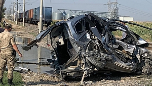 Yük Treni Hafif Ticari Araca Çarptı: 1 Ölü