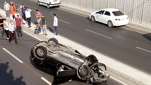 Duvara Çarpan Otomobil Takla Attı