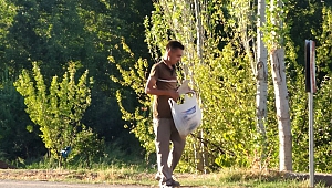 Engelsizlerin Attığını Engelli Genç Topluyor