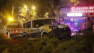 Kaçan Otomobili Kovalayan Ekip Otosu Kaza Yaptı: 2 Polis Yaralı