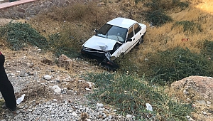 Direğe Çarpan Otomobil Tarlaya Uçtu