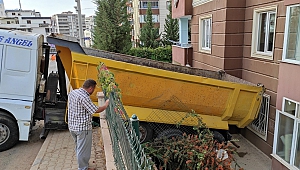 Freni Boşalan Kamyon Apartmana Çarptı