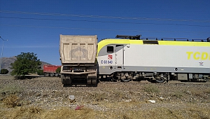 Yük Treni Kamyonu Biçti: 1 Ölü