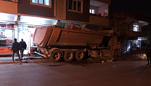 Freni Boşalan Kamyon İş Yerine Girdi