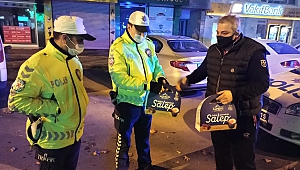 Kısıtlamada Polislere Salep İkramı