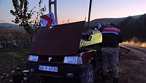 Kontrolden Çıkan Otomobil Elektrik Direğine Çarptı: 1 Ölü 1 Yaralı