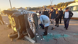 Minibüs İle Hafif Ticari Araç Çarpıştı: 1 Yaralı