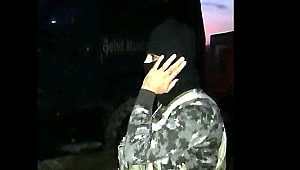 Özel Harekat Polisi Zırhlı Araçta 5 Vakit Ezan Okuyor