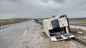 Refüje Çarpan Minibüs Yan Yattı: 6 Yaralı