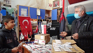 Yerden Maske Alıp Kullanan Yaşlıyı Gördü 24 Bin Maske Dağıttı