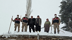 Jandarma’dan Yürekleri Isıtan Hareket