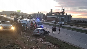 Ambulans İle Otomobil Çarpıştı Ölü Ve Yaralılar Var