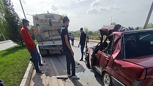 Yol Temizlik Aracına Çarpan Otomobil Paramparça Oldu