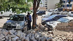 Pazarcık’ta İhata Duvarı Park Halindeki Otomobillerin Üzerine Yıkıldı