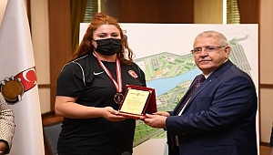 Başkan Mahçiçek'ten milli halterciye hediye