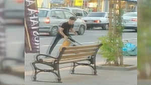 Kaldırımdaki Çöp Kutusunu Söküp Götürdü