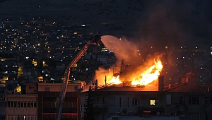 Kahramanmaraş’ta Apartmanın Çatı Katı Alev Alev Yandı