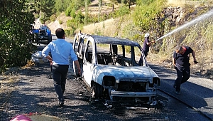 Seyir Halinde Alev Alan Araç Orman Yangına Neden Oldu
