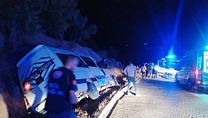 Üniversite Öğrencilerinin İçinde Bulunduğu Minibüs Devrildi: 10 Yaralı