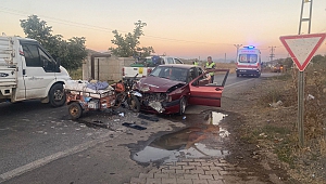 Otomobil İle Sepetli Motosiklet Kafa Kafaya Çarpıştı: 2 Yaralı