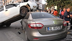 Hızını Alamayan Otomobil Karşı Şeritteki Otomobilin Üzerine Düştü