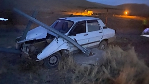 Otomobil Trafik Levhasına Çarptı: 1 Yaralı
