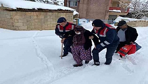 Jandarmadan Yaşlı Hastaya Yardım Eli
