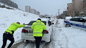 Sürücülerin İmdadına Polis Ekipleri Yetişti