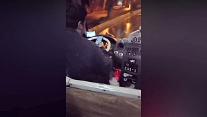 Seyir Halinde Cep Telefonuyla Oynayan Şoförü Yolcu Görüntüledi