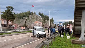 Hafif Ticari Araç Bariyerlere Çarptı: 3 Yaralı