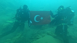 Kahramanmaraş’ta Çanakkale Şehitleri İçin Su Altında Türk Bayrağı Açtılar