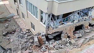 Kahramanmaraş’ta İstinat Duvarı Binanın Üzerine Yıkıldı