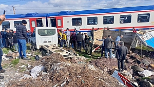 Kahramanmaraş’ta Kamyonet Yolcu Trenine Çarptı:2 Yaralı