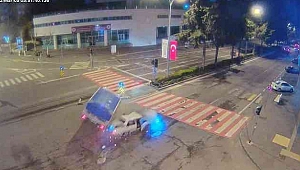 Kamyonetle Çarpışan Otomobil Alev Aldı: 1 Ölü, 4 Yaralı