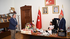 Başkan Mahçiçek koltuğunu minik Elif’e devretti
