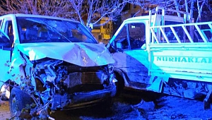 Kahramanmaraş’ta Minibüs İle Kamyonet Çarpıştı: 2 Yaralı