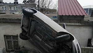 Kontrolden Çıkan Otomobil Eve Çarptı