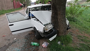 Otomobil Ağaca Ok Gibi Saplandı: 5 Yaralı