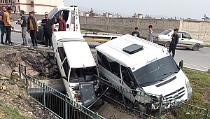 Trafik Kazası Sonrası Otomobil Su Kanalı Üzerinde Askıda Kaldı