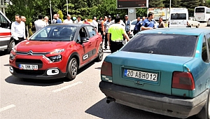 Kahramanmaraş’ta iki otomobil çarpıştı: 2 yaralı .