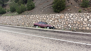 Kahramanmaraş’ta otomobil istinat duvarına çarptı: 2 yaralı