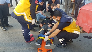 Otomobilin çarptığı motosiklet sürücüsü yaralandı.
