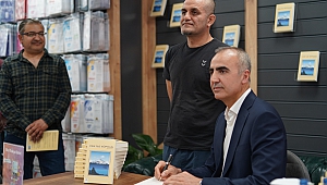 Yazar Savaş, okurlarıyla imza gününde buluştu.